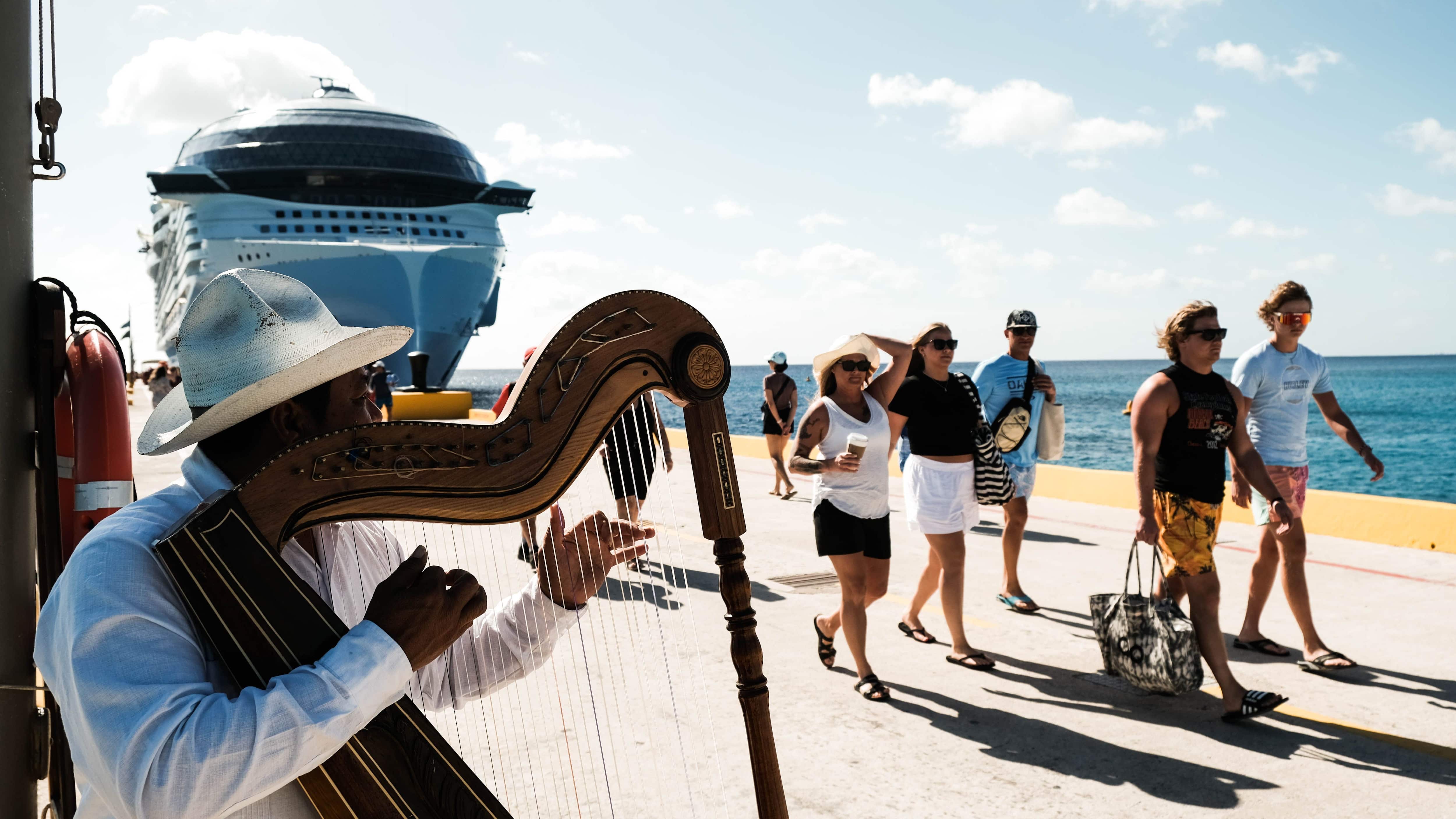 MAHAHUAL, QUINTANA ROO. 06FEBRERO2024. “Al Icon of The Seas” el crucero más grande del mundo. Con más de 10 mil personas a bordo y una longitud de 365 metros, marca un hito en la recuperación del turismo de cruceros en la región. Este barco de la Royal Caribbean se suma a las más de 217 llegadas de cruceros este año.
FOTO: ELIZABETH RUIZ/CUARTOSCURO.COM