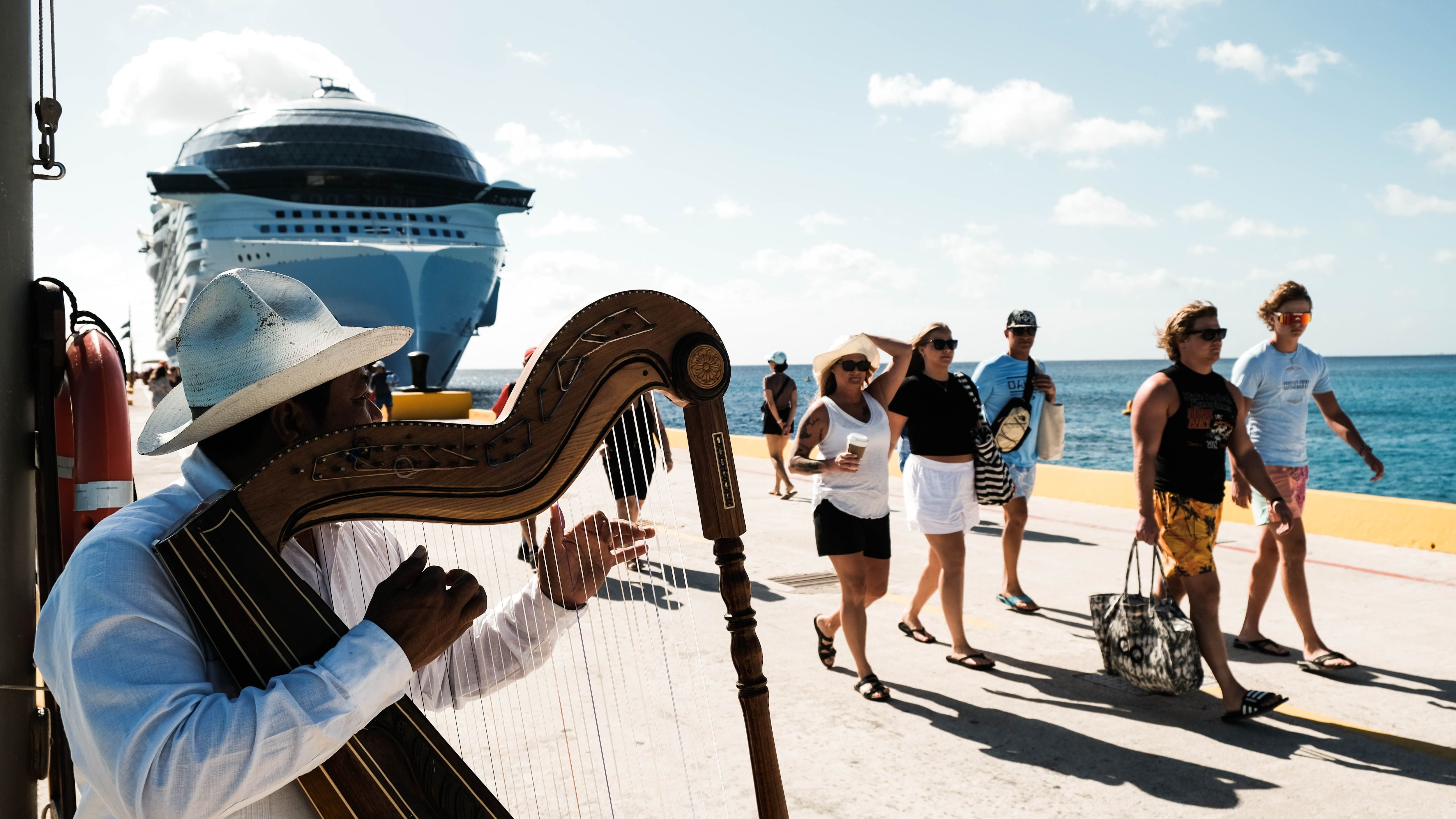 MAHAHUAL, QUINTANA ROO. 06FEBRERO2024. “Al Icon of The Seas” el crucero más grande del mundo. Con más de 10 mil personas a bordo y una longitud de 365 metros, marca un hito en la recuperación del turismo de cruceros en la región. Este barco de la Royal Caribbean se suma a las más de 217 llegadas de cruceros este año.
FOTO: ELIZABETH RUIZ/CUARTOSCURO.COM