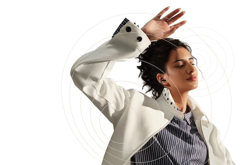 Los audífonos open-ear que traducen en tiempo real y duran hasta 36 horas