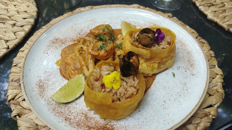 La capital del Valle del Cauca, en Colombia, conquista por la calidez de su gente, la riqueza de su gastronomía y su pasión por la salsa, su sello más auténtico