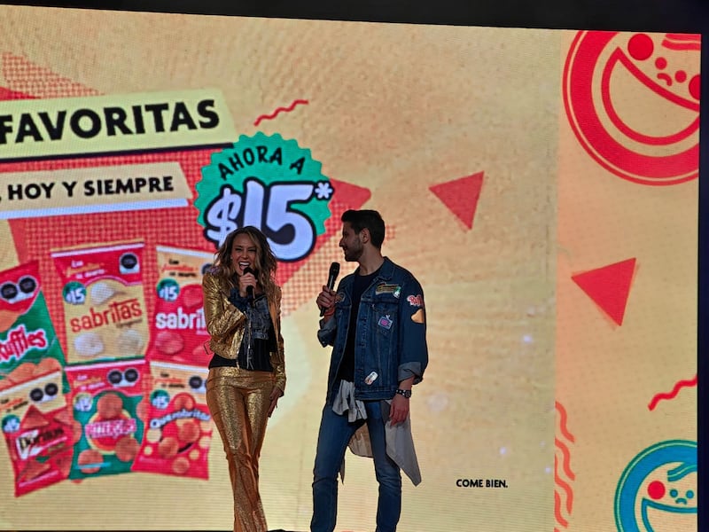 Entre tazos, pepsilindros, la clásica dona y un mini concierto, Fey recordó por qué marcó a toda una generación y sigue conectando con nuevas audiencias.