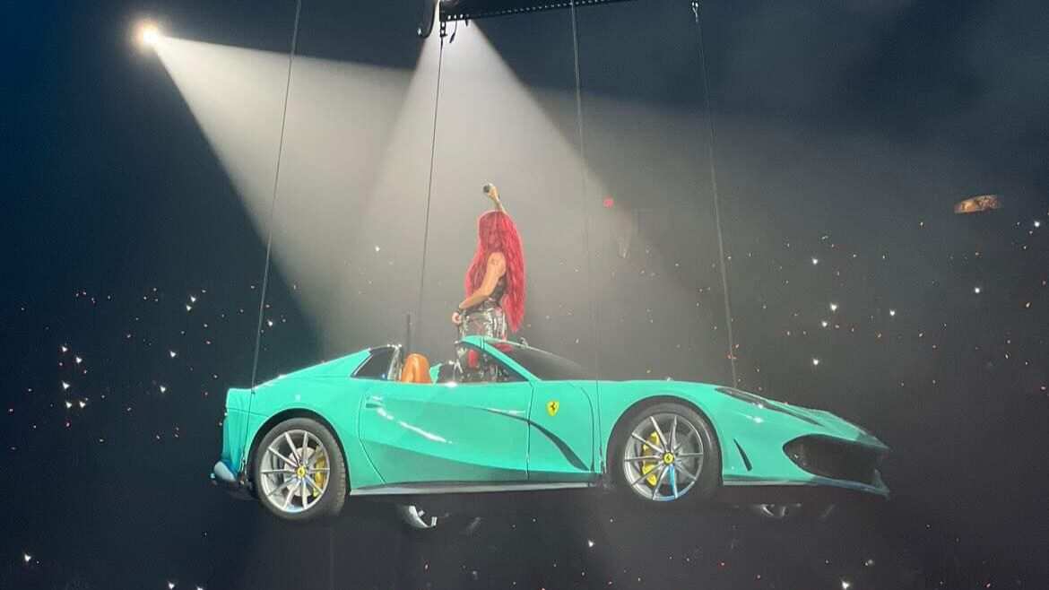 La cantante Karol G sorprendió a todos ante su extravagante y espectacular entrada en su más reciente presentación.