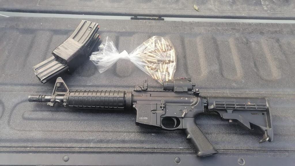 Se encontraron cartuchos, una arma larga y drogas en una casa abandonada.