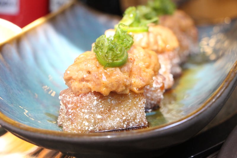 Este restaurante del chef Shige Takane  celebra la comida Nikkei mexicana con ingredientes frescos del día y recetas con historia