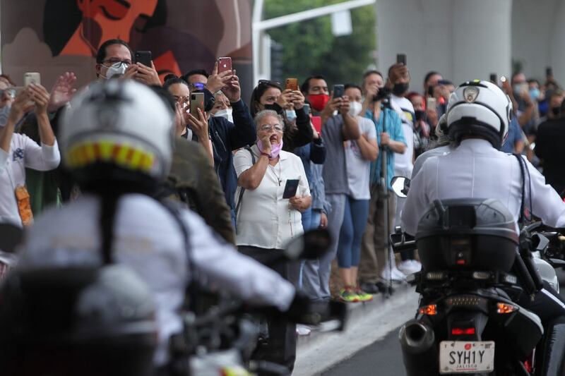 Autoridades le llamaban la atención a las personas que se retiraban el cubrebocas.