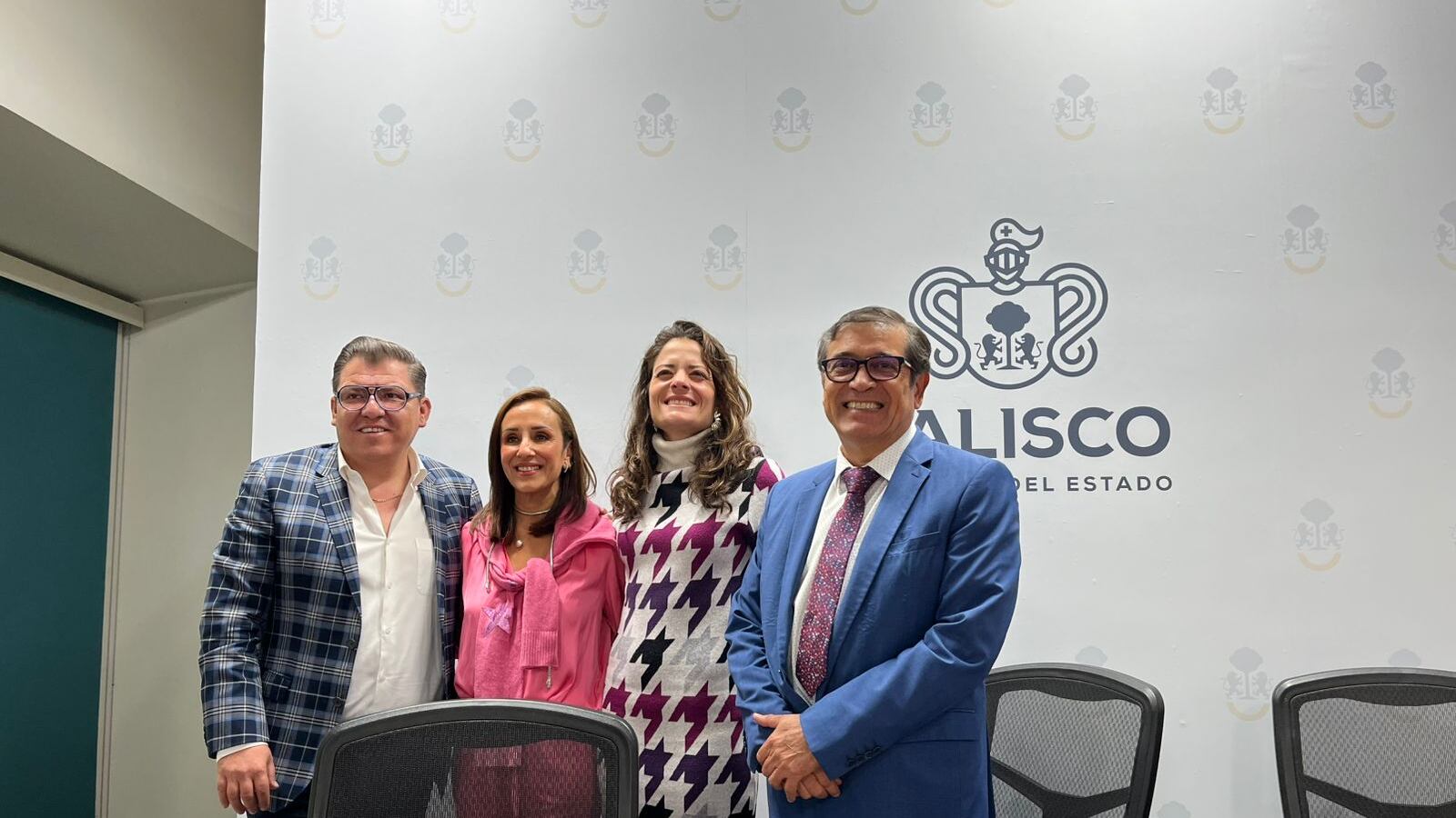 El Gobierno del Estado de Jalisco, a través de los Servicios de Salud Jalisco (SSJ), presentó la campaña “Navidad en Armonía”, un esfuerzo enfocado en fomentar el bienestar emocional de la población durante la temporada decembrina.
La iniciativa busca concienciar a las y los jaliscienses sobre la importancia de mantener un equilibrio emocional en estas fechas, donde muchas veces las expectativas sociales y económicas generan estrés o ansiedad.