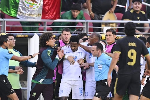 ¡Se encendieron los ánimos! Así fue la pelea entre jugadores de México y Honduras: VIDEO