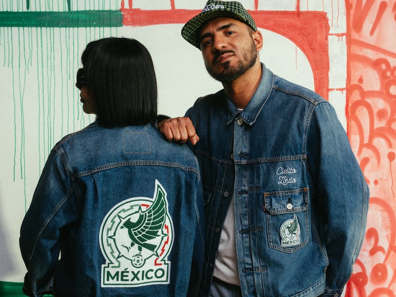 Una serie de denim convierte el orgullo del Tricolor en moda atemporal