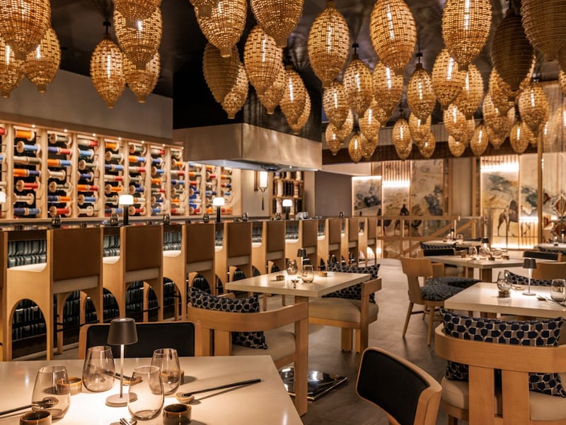 Interior del restaurante SīLù en Hyatt Zilara Cancún con decoración cálida y propuesta gastronómica asiática