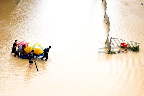Inundaciones en provincia de Henan, China, dejan más de una docena de fallecidos