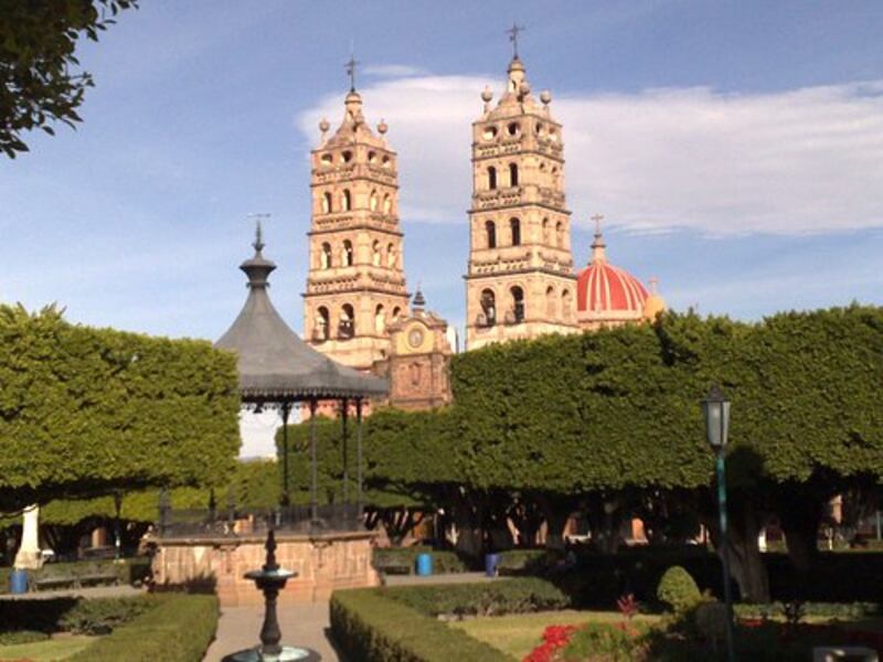 Este pueblo mágico se localiza muy cerca de Celaya en donde puedes encontrar alojamiento desde 818 pesos por noche en Despegar.