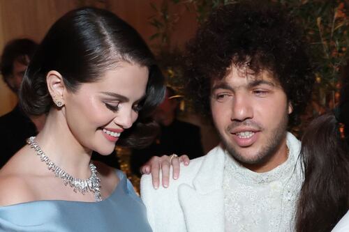 Selena Gomez y Benny Blanco ‘se incomodan’ tras broma en los Globos de Oro