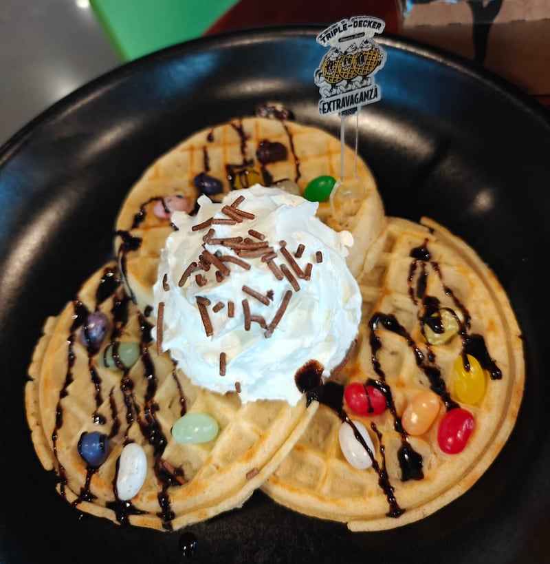 Hamburguesas negras, pizzas del Upside Down, bebidas que cambian de color y postres dignos del Mundo del Revés forman parte de la experiencia culinaria creada especialmente para celebrar la temporada 5