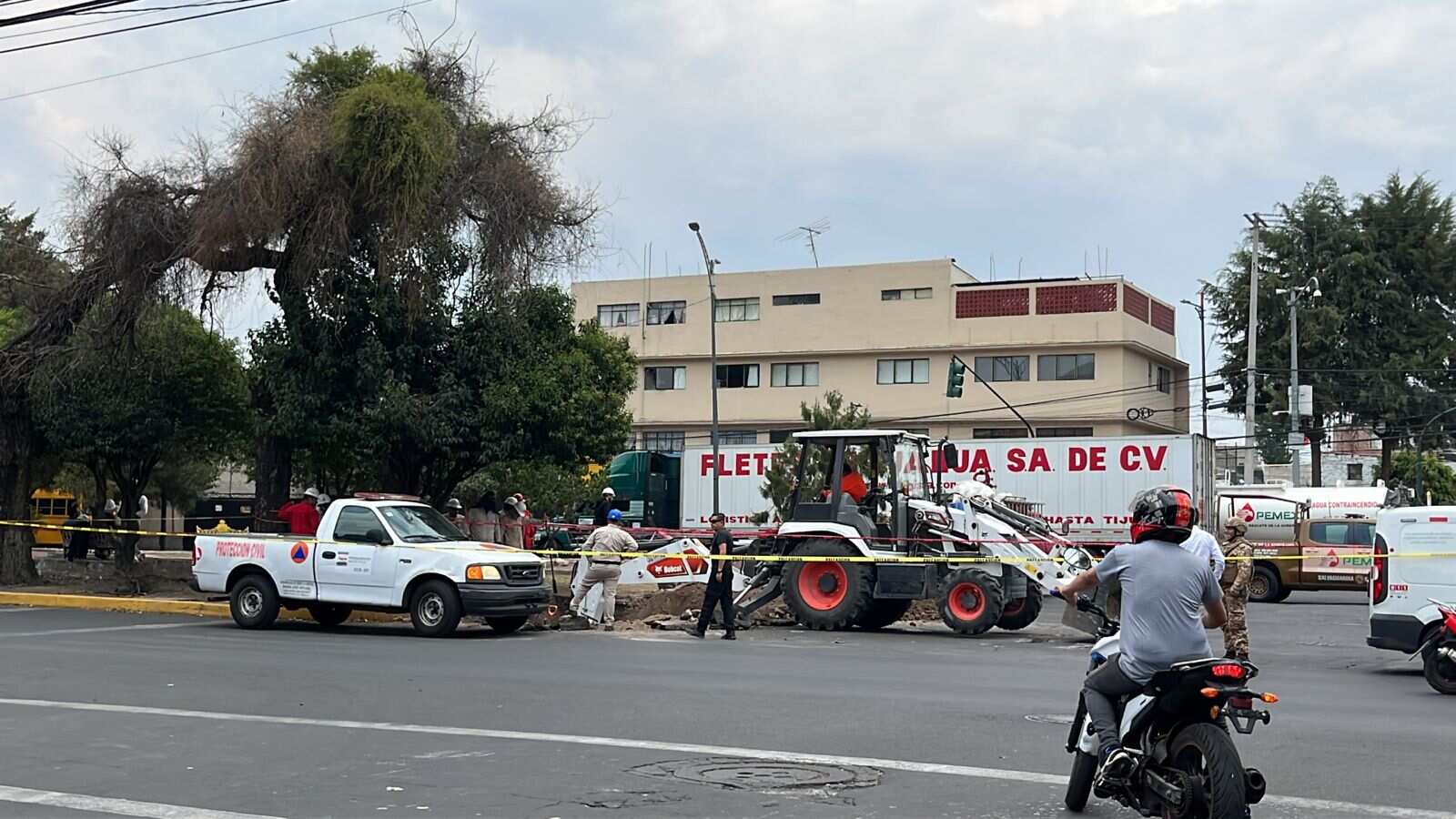 Fuerzas de seguridad acordonaron la zona para evitar el paso de peatones.