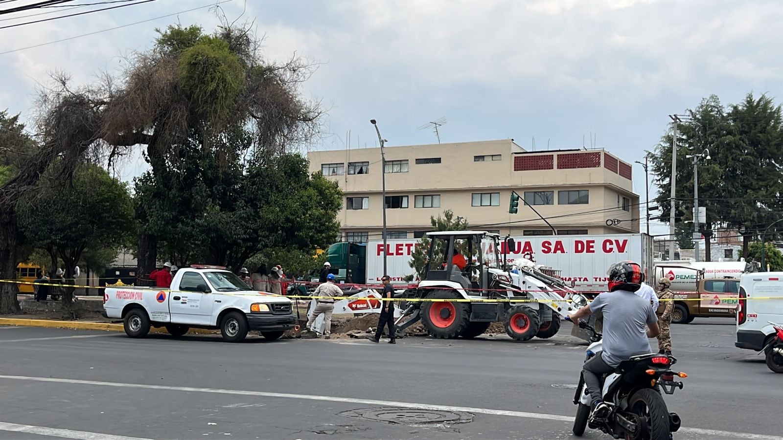 Fuerzas de seguridad acordonaron la zona para evitar el paso de peatones.