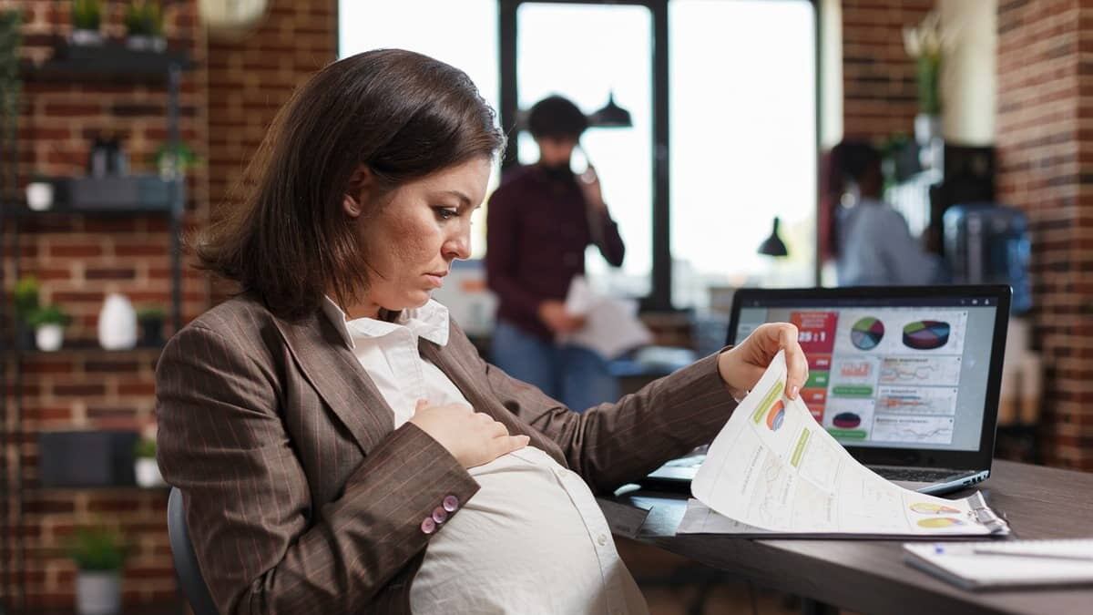 Mujer embarazada laborando