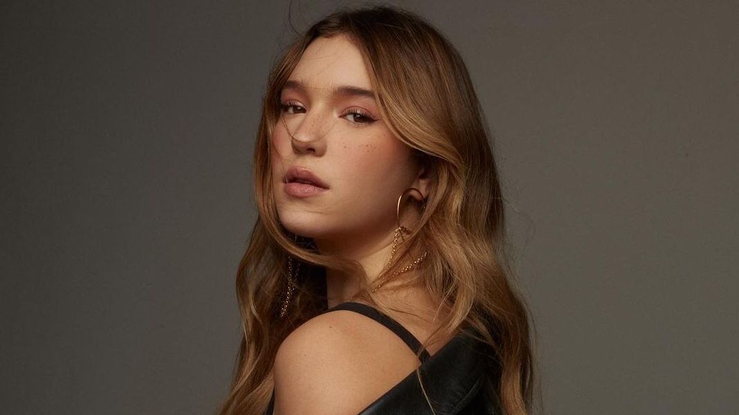 La cantante atrajo las miradas con un revelador bikini negro.