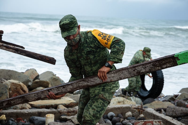 Daños materiales solo fueron reportados tras el paso del Huracán Enrique en la comunidad costera de "El Paraíso", Colima. Elementos del Ejército implementaron el Plan DN-IIIE para apoyar a la población.