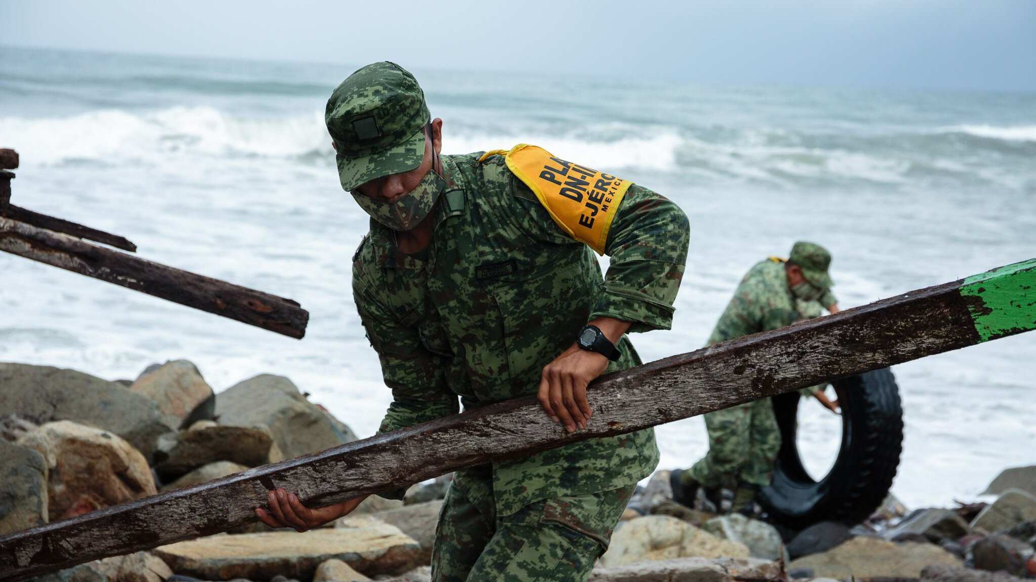 Daños materiales solo fueron reportados tras el paso del Huracán Enrique en la comunidad costera de "El Paraíso", Colima. Elementos del Ejército implementaron el Plan DN-IIIE para apoyar a la población.