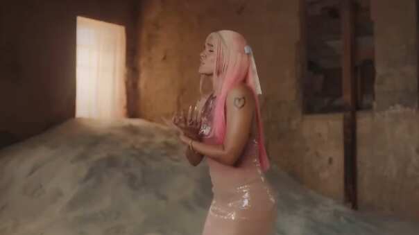 Karol G interpreta "Vivo por ella" junto a Andrea Bocelli.