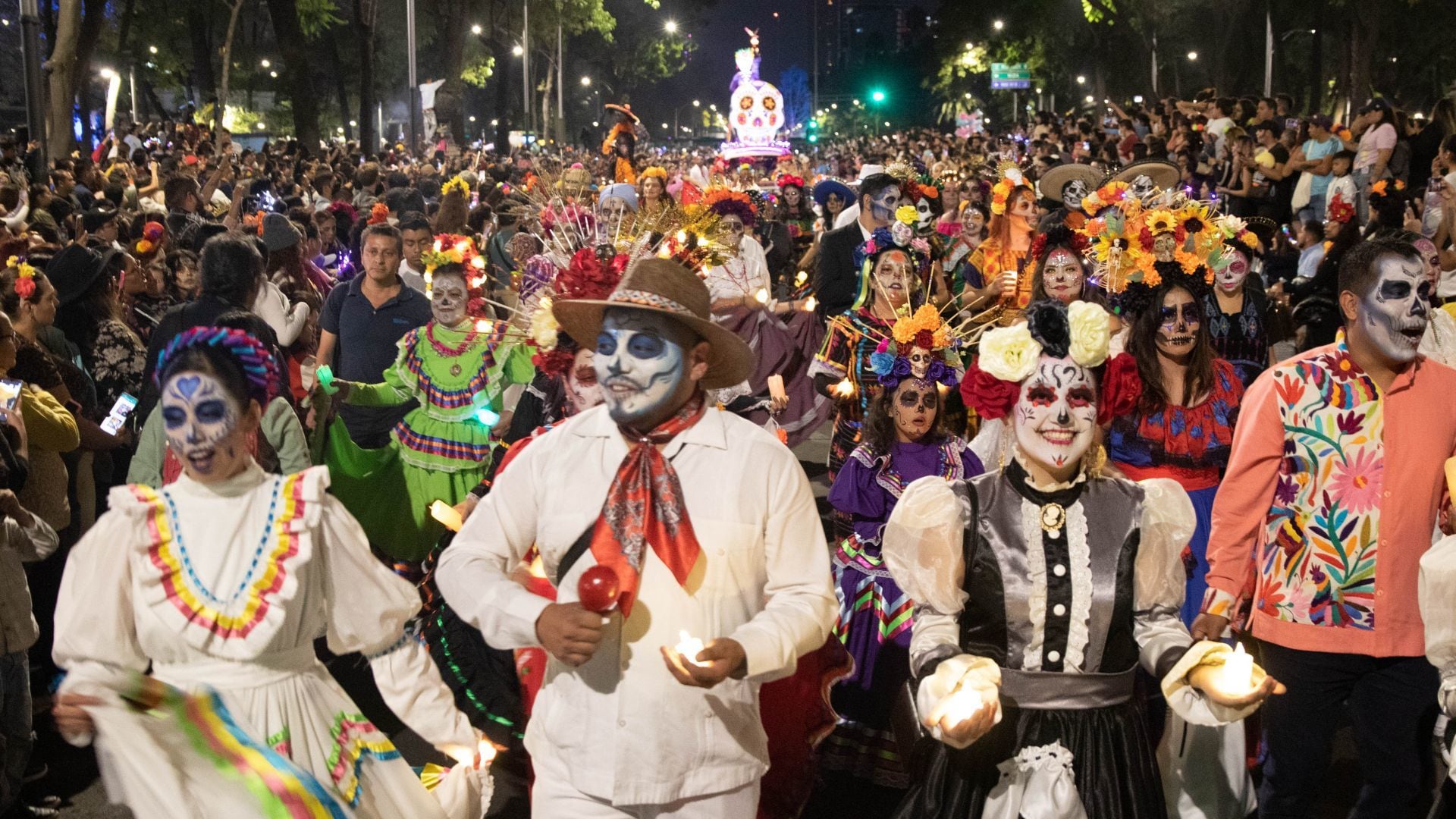 La mega procesión de Catrinas  partió del Ángel de la Independencia al Zócalo. Con la participación de cientos de personas caracterizadas del personaje creado por José Guadalupe Posada.