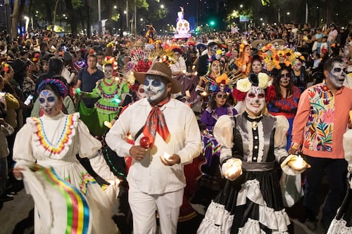 Mega Procesión de Catrinas 2025 llena de color y tradición las calles de la CDMX