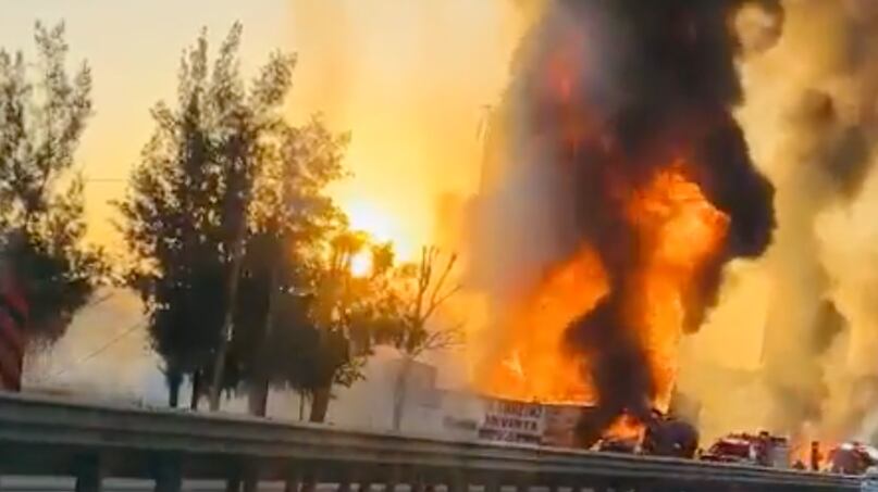 Reportan fuerte explosión de una pipa en gasolinera de León Guanajuato