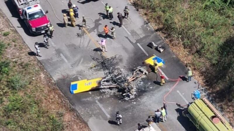 Avioneta se incendia tras aterrizaje de emergencia en carretera de Yucatán