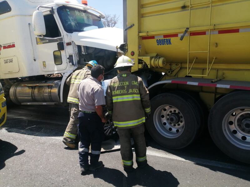 La emergencia fue atendida por bomberos de Protección Civil del Estado, Tonila y otros municipios.