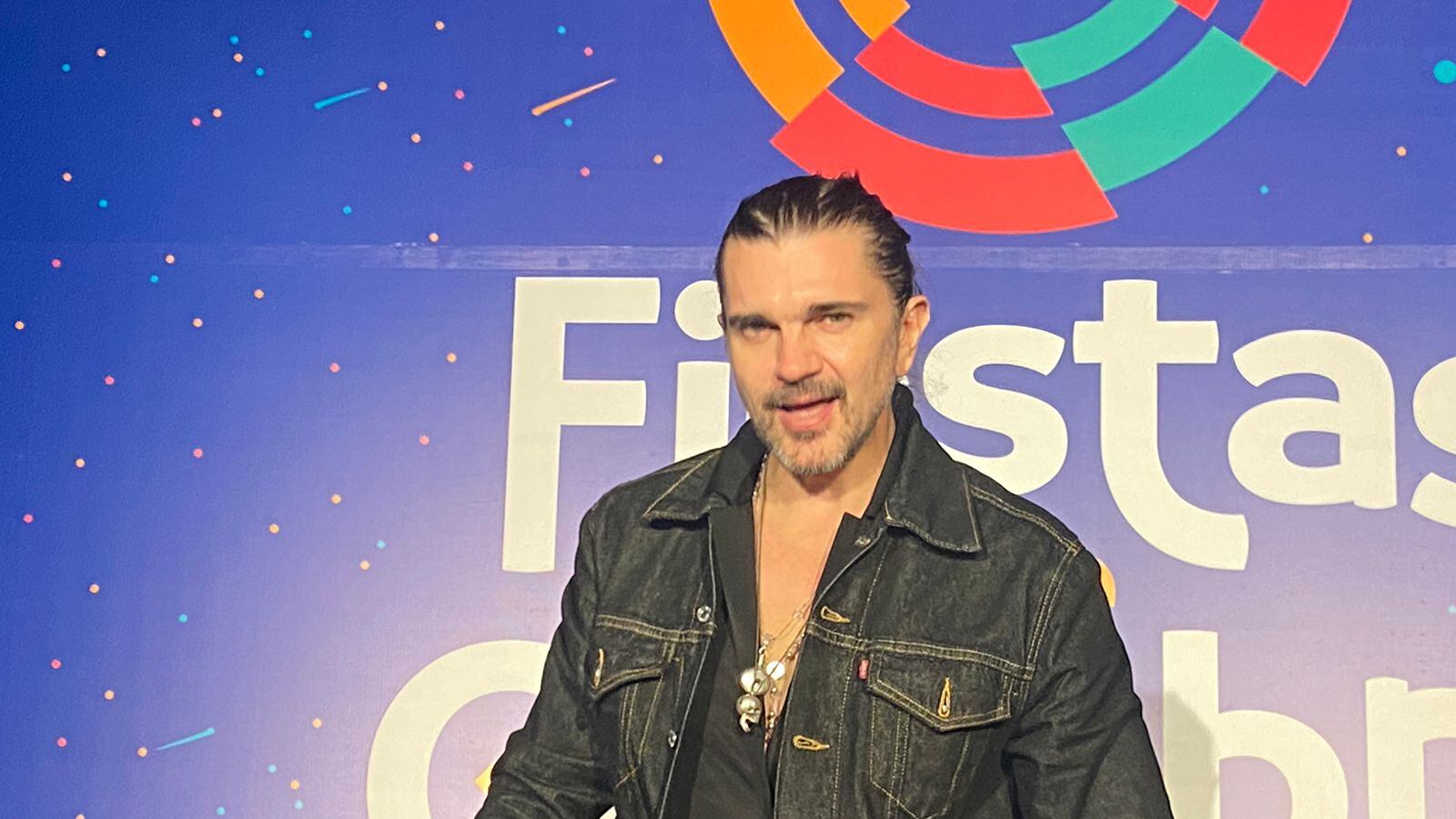 El cantante dio un pequeño adelanto de su nueva canción en la Fiestas de Octubre en Guadalajara.