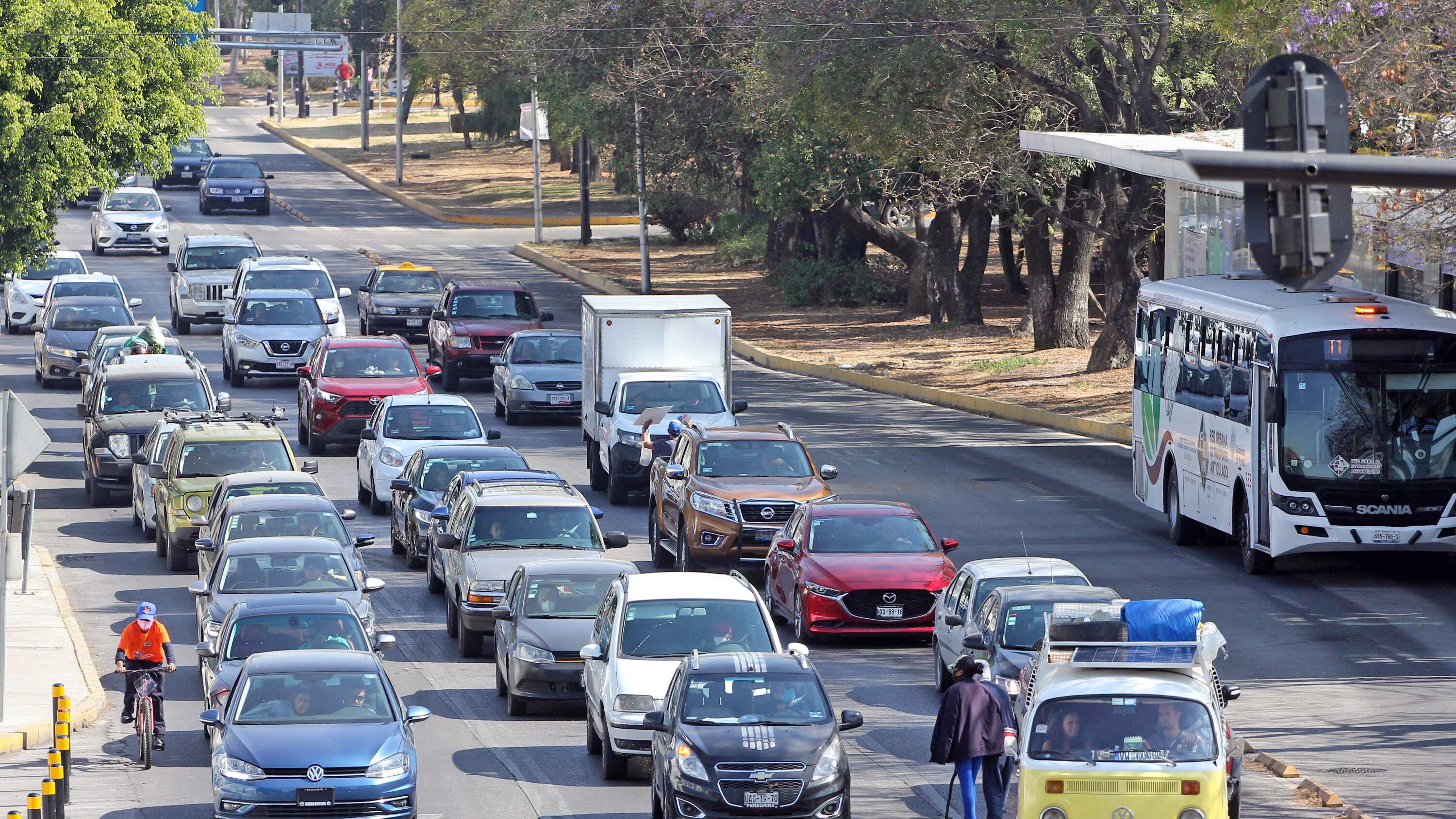 Falta infraestructura y cultura vial para dejar el auto