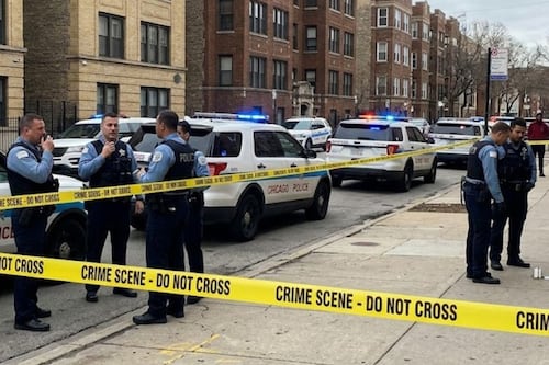 Tiroteo en Chicago deja al menos 13 heridos; atacantes abren fuego desde una camioneta