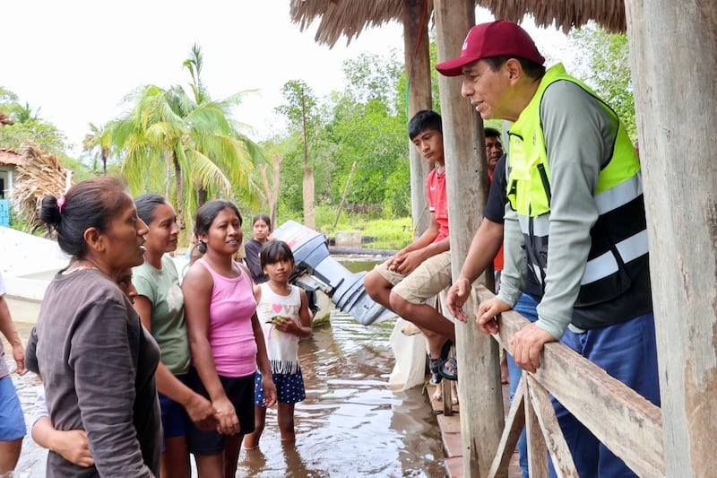 “No están solos, tienen todo el apoyo del Gobierno de Oaxaca”, expresa Salomón Jara a damnificados de Villa de Tututepec