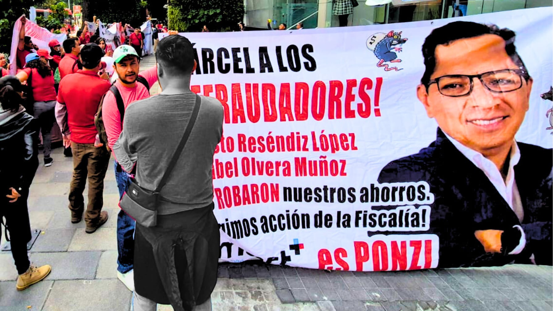 Decenas protestan en Insurgentes Sur contra Smart Plus por estafa millonaria con criptomoneda sin valor ni respaldo real.