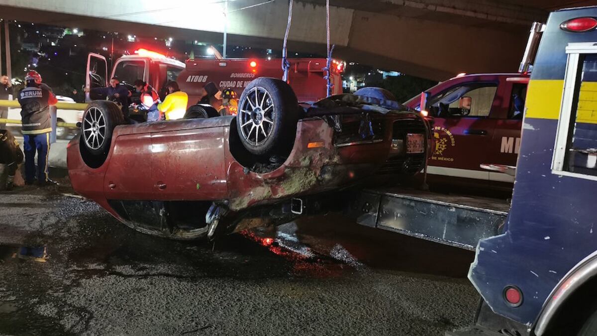 El auto cayó a las aguas negras del Río de los Remedios.