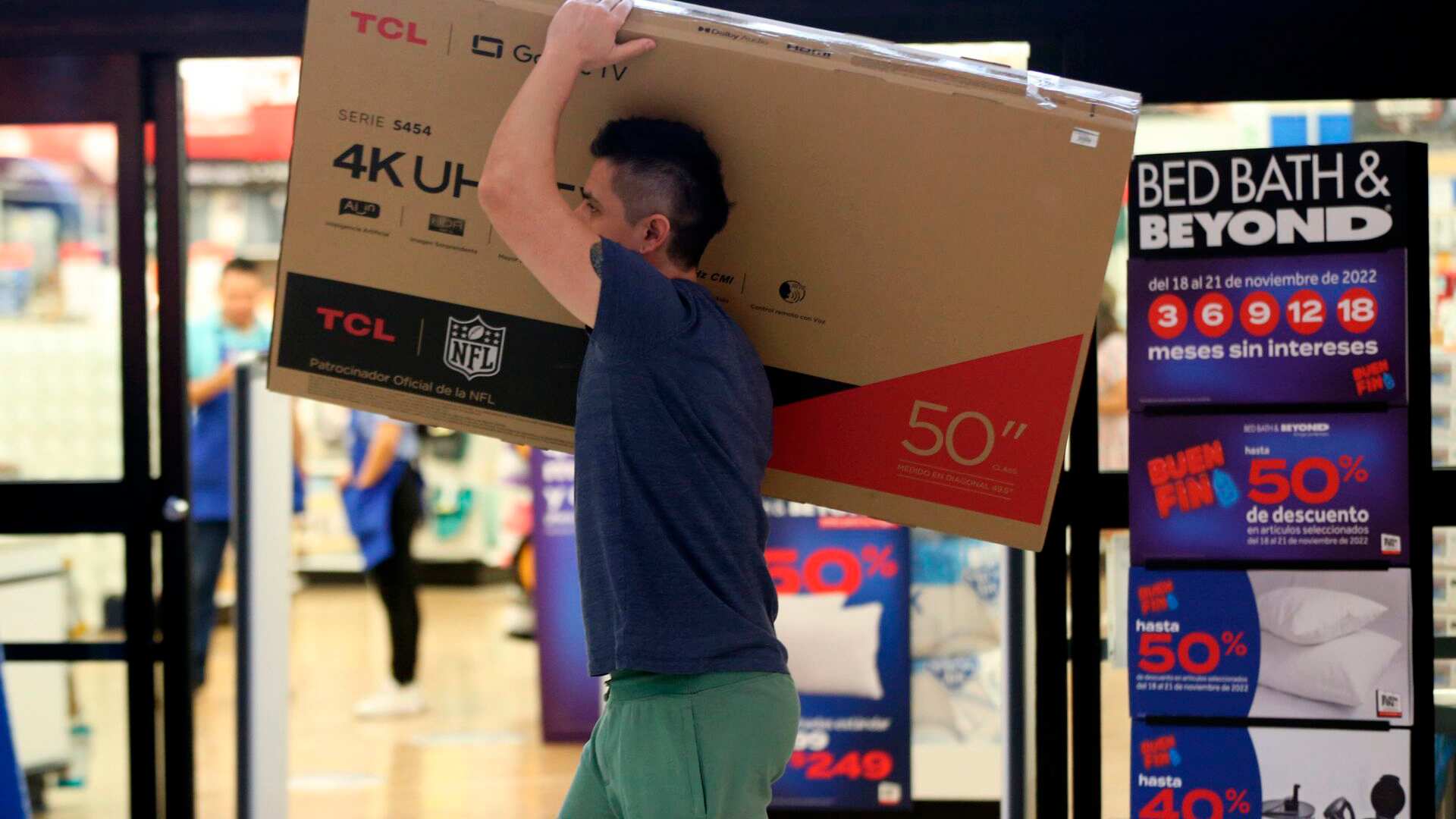 Ropa y artículos electrónicos son los más demandados por los consumidores tapatíos durante el Buen Fin.