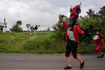 Diablos salen a la calle en Ecuador para dar la bienvenida a 2024