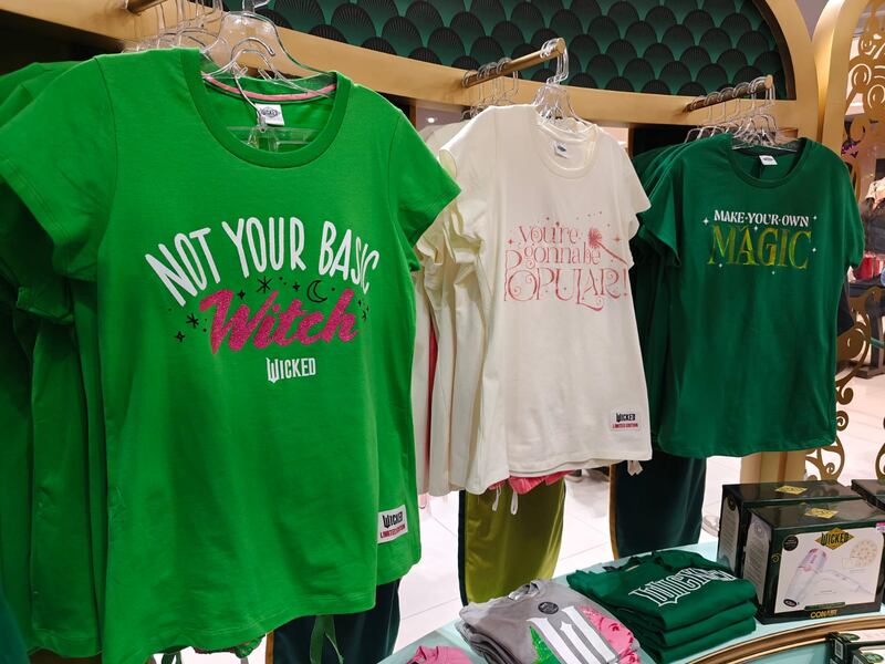 Los fans de Wicked podrán disfrutar de una colección única de más de 150 productos inspirados en la película. Con pop-up stores y vitrinas temáticas en tiendas, te transportarás al mundo de Elphaba y Glinda