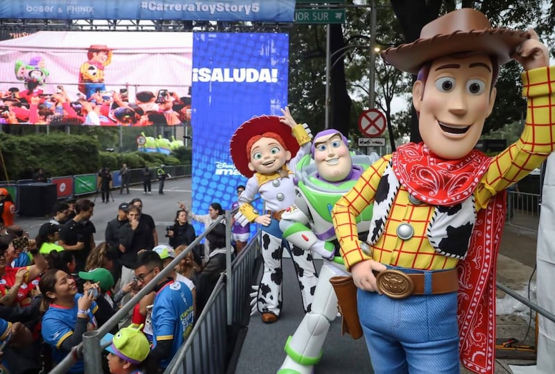 A días del estreno de la nueva película de Pixar, ocho mil 576 personas participaron en una carrera inspirada en Woody, Buzz Lightyear y sus amigos, convirtiendo Paseo de la Reforma en una gran fiesta para toda la familia