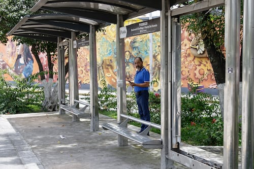 Diputados avalan concesión de paraderos por 10 años; prevén multas y retiro de título