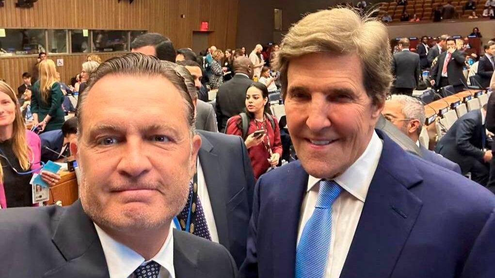 Mauricio Kuri y John Kerry.