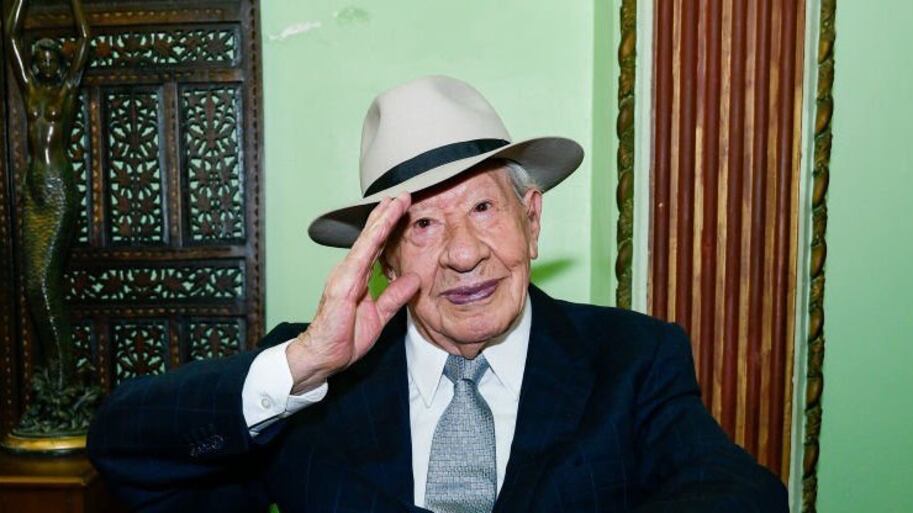 El legendadrio actor mexicano llega a la edad de 98 años.