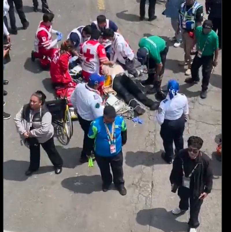 Hombre se desvanece al ingresar al estadio