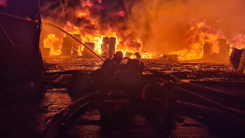 El fuego ha causado daños en líneas telefónicas y del tendido eléctrico.