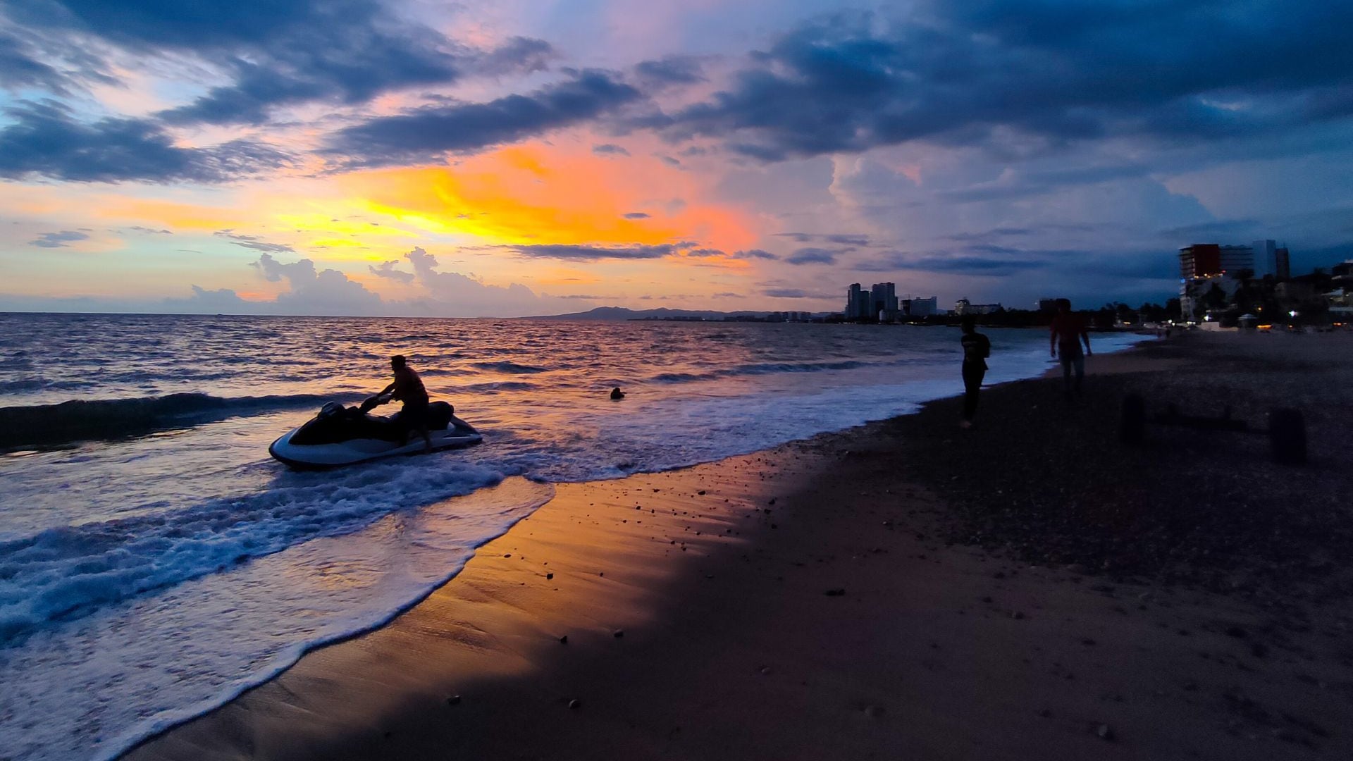 Puerto Vallarta es uno de los destinos mexicanos LGBTQ+; cada turista representa un ingreso promedio de 18 mil pesos para los prestadores de servicios.