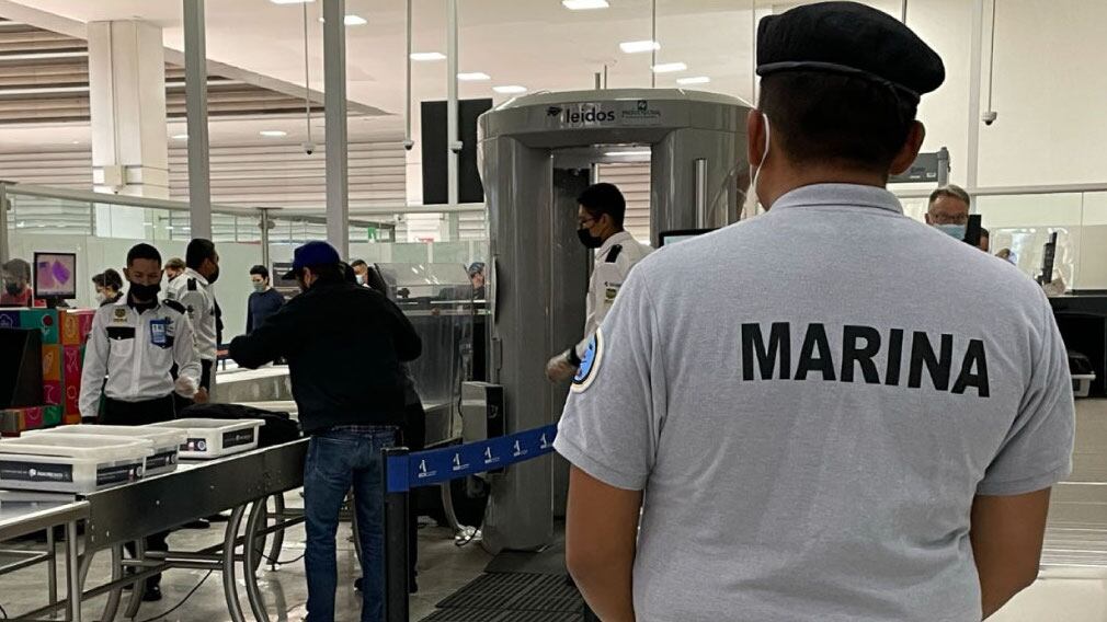 Miembros de la Marina resguardan las instalaciones del Aeropuerto Internacional de la Ciudad de México.