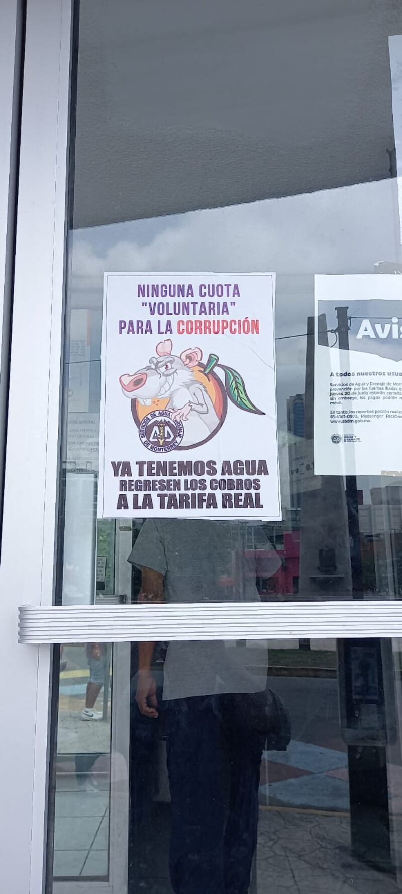Se colocaron calcas en las puertas de cristal de AyD.