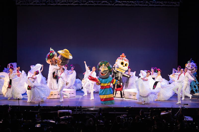 La colaboración ofreció un espectáculo memorable en la Explanada de la Alhóndiga, fusionando tradición veracruzana con energía sinfónica