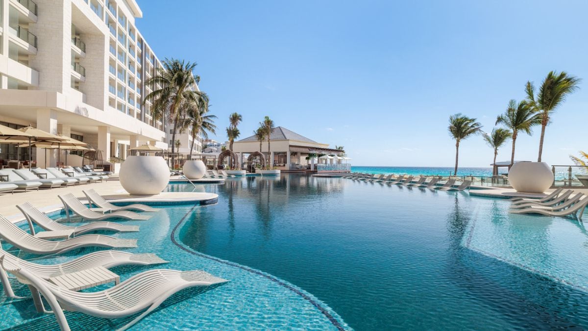 Alberca principal de Hyatt Zilara Cancún frente al mar Caribe durante el día