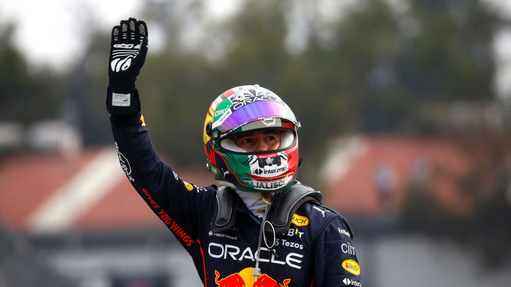 Las réplicas de los autos de Sergio Pérez y Lewis Hamilton se observan en la exposición